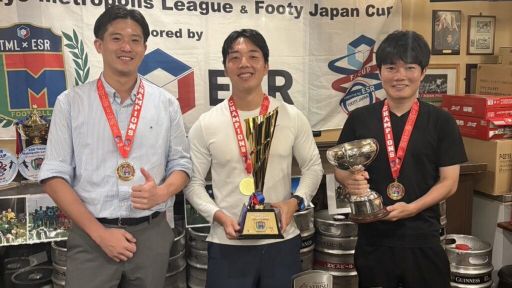 Tokyo Metropolis League 1部の表彰式。トロフィーとメダルを持つYEBOIZ FCのメンバー